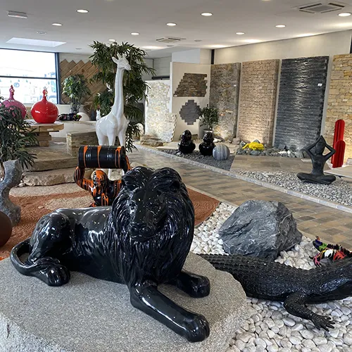 Agence Granier Diffusion Avignon avec showroom dédié au dallage et parements en pierre naturelle - animaux resine couleur
