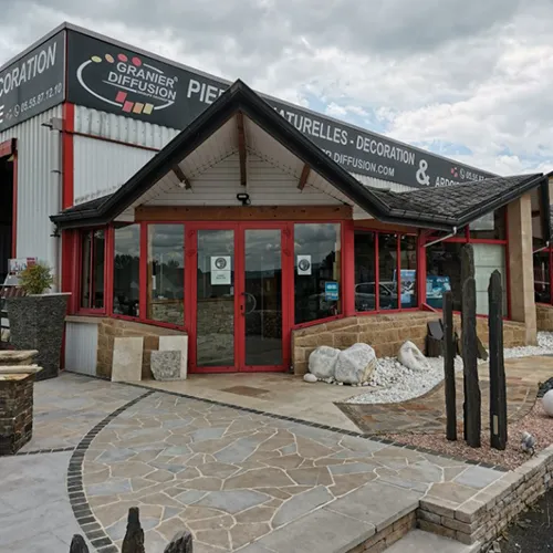 Agence Granier Diffusion Brive avec showroom dédié au dallage et parements en pierre naturelle