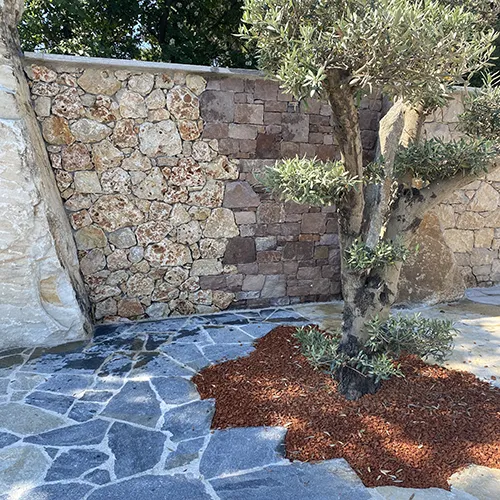 Agence Granier Diffusion Gassin avec showroom dédié au dallage et parements en pierre naturelle - opus incertum divers et parements à maconner divers