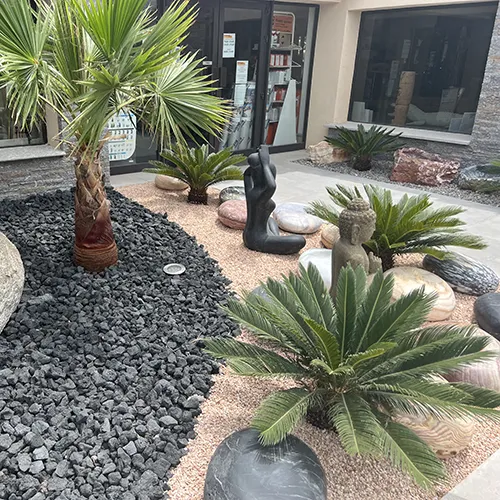 Agence Granier Diffusion Grimaud avec showroom dédié au dallage et parements en pierre naturelle - piquets ardoise bouts bruts boule granit et pouzzolane 40-80