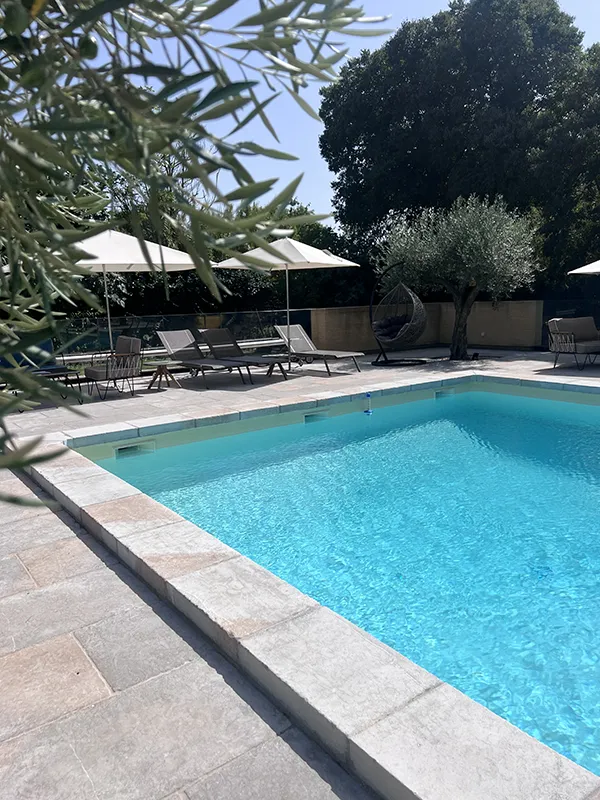 Margelles piscine en pierre naturelle, finition moderne – chantier à saint jean bebian