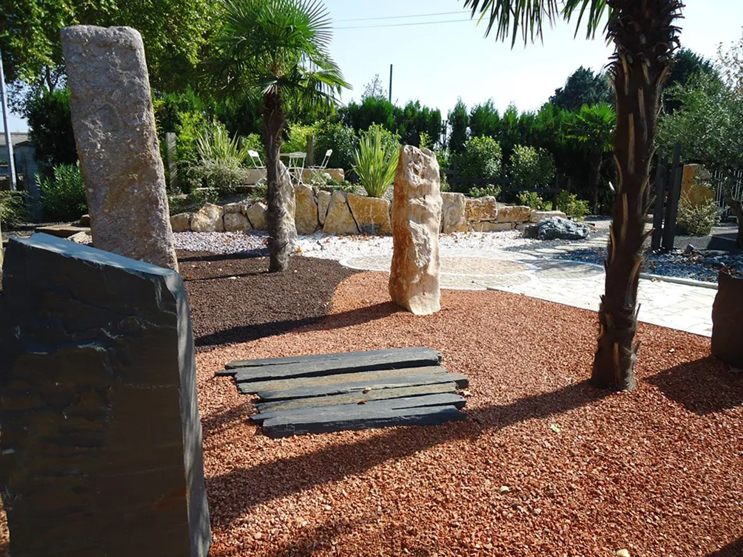 BRIQUE PILEE POUZZOLANE PIQUETS ARDOISE ET MNOLITHES (Copier)