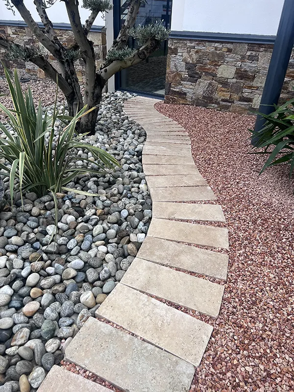 GALETS TICINO ET BORDURES TRAVERTIN ALBI