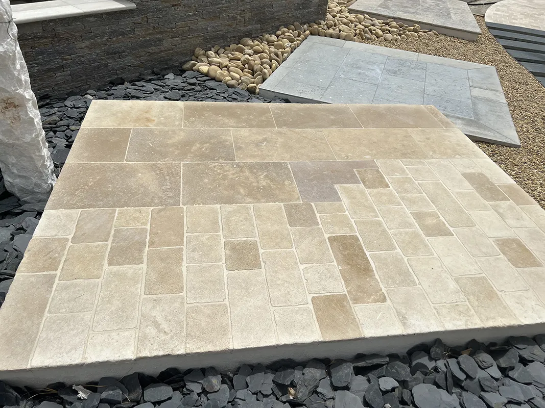 PIERRE DE BOURGOGNE DALLE 60X40 ET BANDES LARGEUR 15CM VIEILLIES