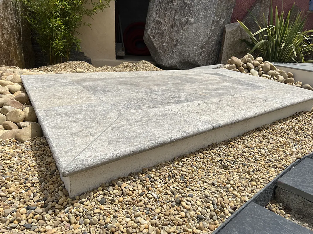 expo grimaud dallage et margelle travertin silver (1)