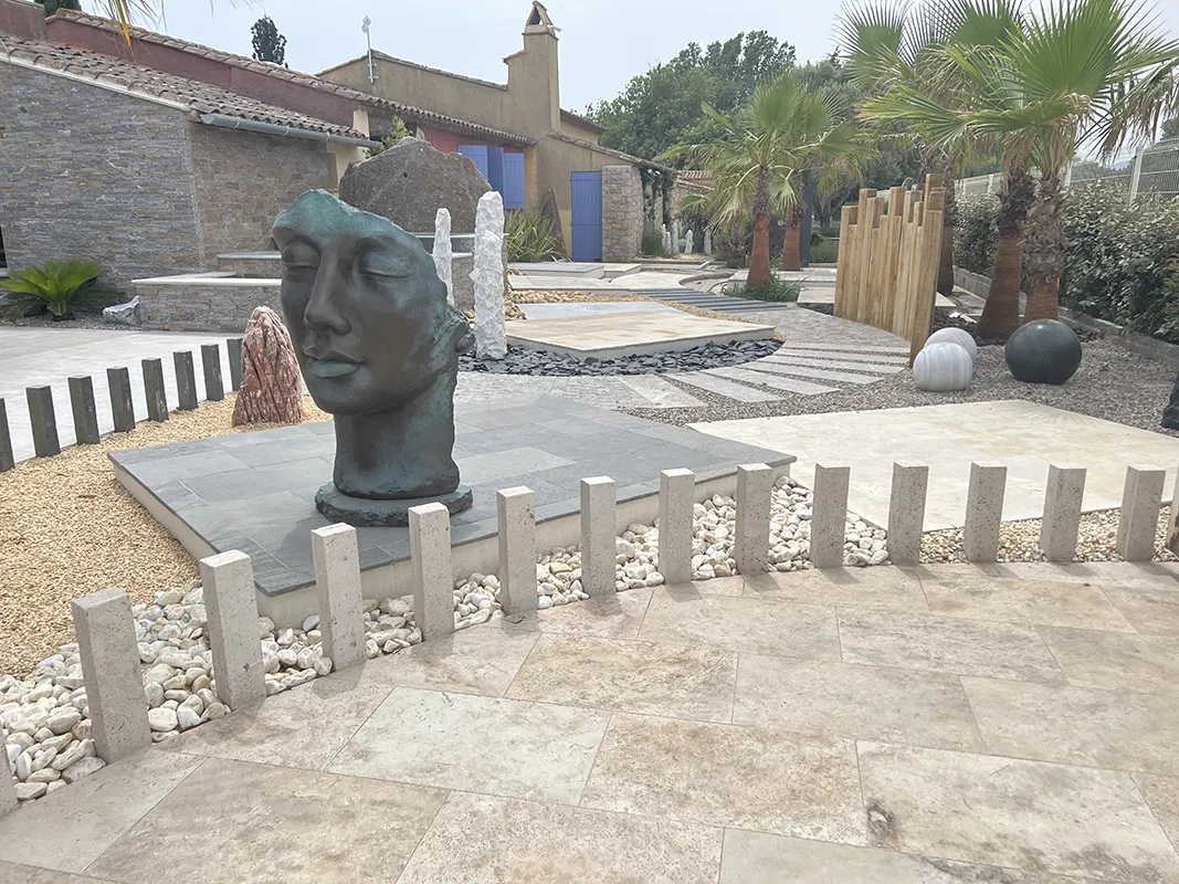 expo grimaud octobre 2022 BORDURES VIEILLIES TRAVERTIN 50X8X8CM ET STATUE VISAGE FEMME (136)