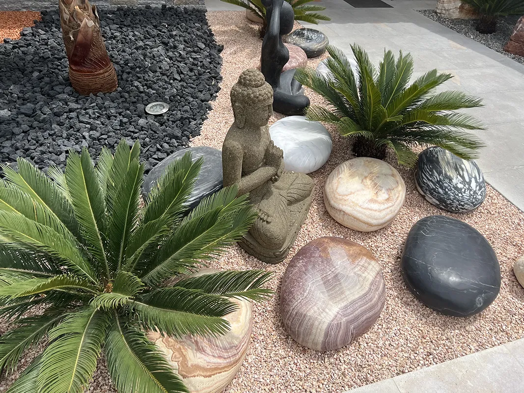 expo grimaud octobre 2022 galets geants graviers rose provence et statue grenn stone bouddha (127) - Copie