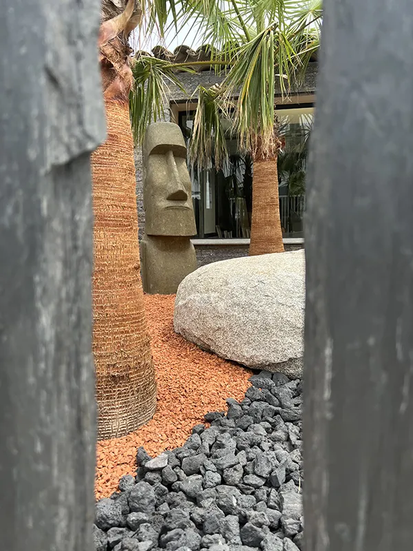 expo grimaud piquets ardoise bouts bruts boule granit et pouzzolane 40-80 (3)