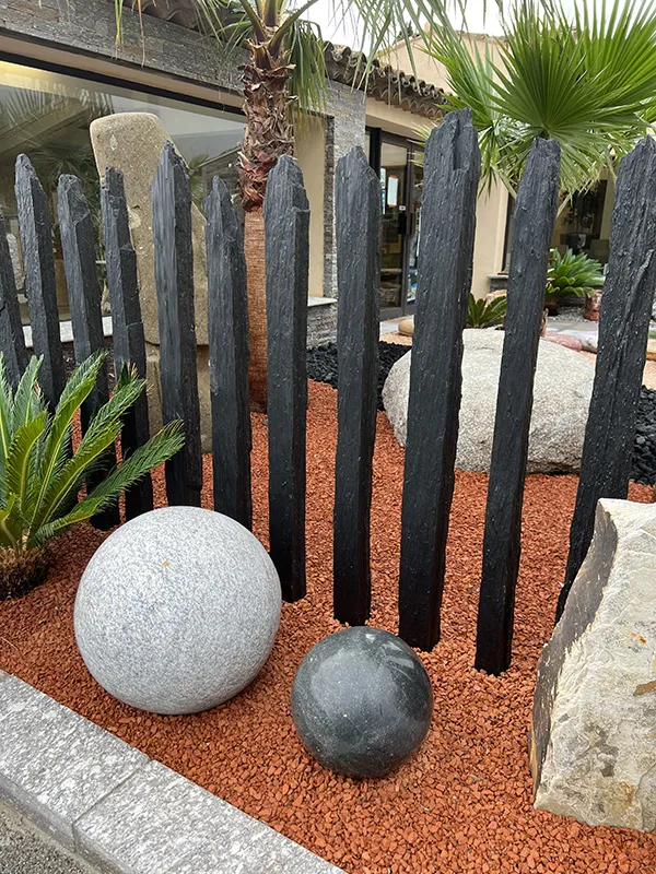 expo grimaud piquets ardoise bouts bruts brique pilee spheres et monolithe quartz multicolore (3)