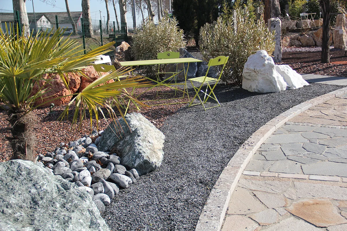 paillettes ardoise 5-15 galets nyx 10-20 et rochers vert amazone et blanc sost