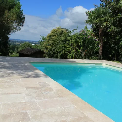 Dallage travertin rustic beige 61x40.6cm et margelles DEMI rond