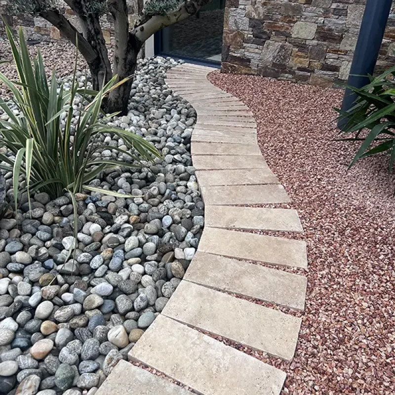 GALETS TICINO ET BORDURES TRAVERTIN ALBI