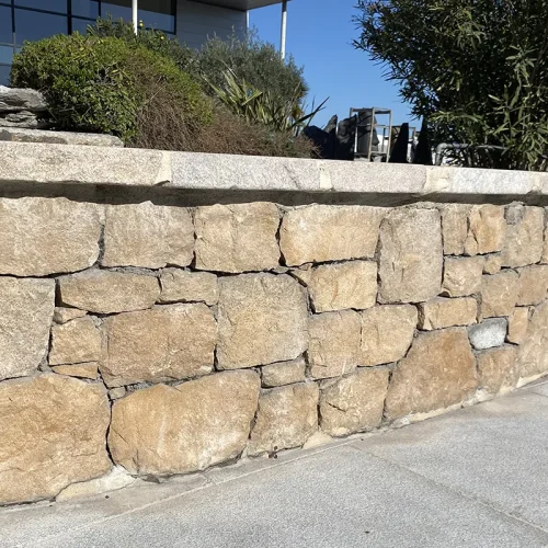 Pierre à bâtir calcaire du causse face éclatée