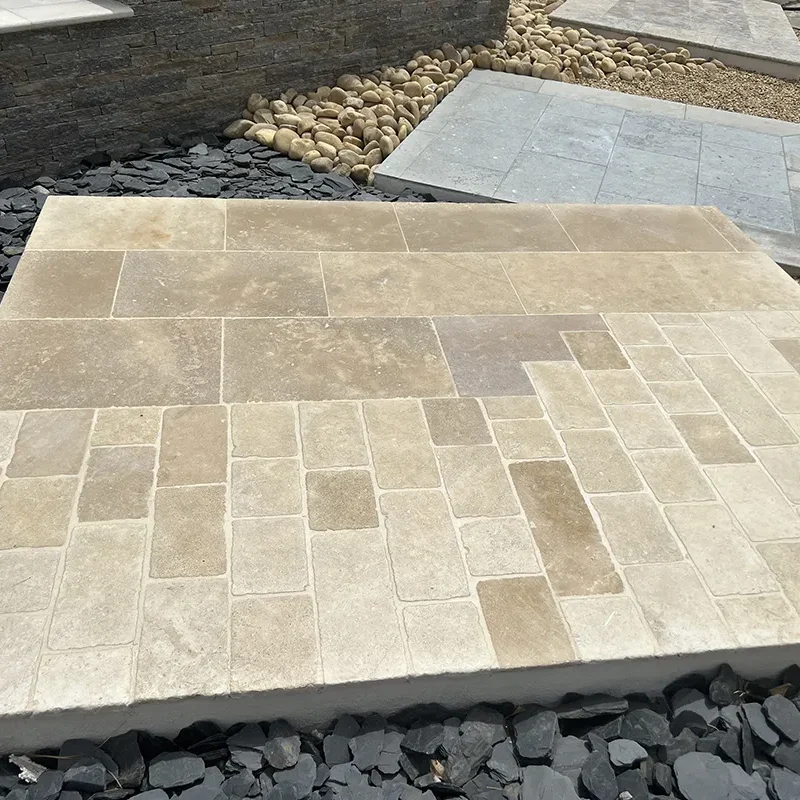 PIERRE DE BOURGOGNE DALLE 60X40 ET BANDES LARGEUR 15CM VIEILLIES