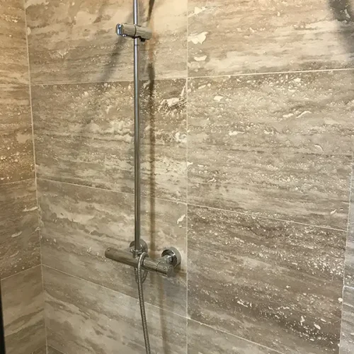 Salle de bain travertin vein cut Grimaud