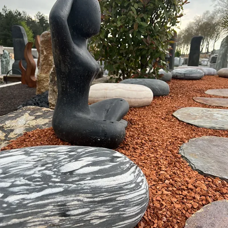 STATUE DANSEUSE BETON BRIQUE PILEE GALETS GEANTS ET PAS JAPONAIS MULTICOLORES ALBI