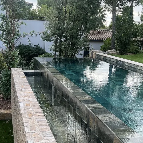 barrettes eclatées calcaire du causse pierre de bali en immersion et dallage perle de jena sable brosse 60x40cm