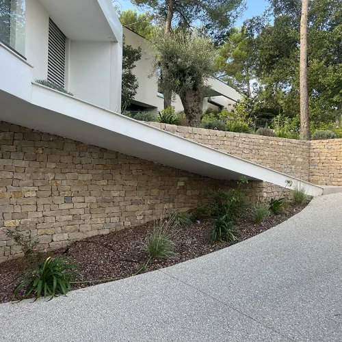 barrettes eclatées calcaire du causse pierre de bali en immersion et dallage perle de jena sable brosse 60x40cm