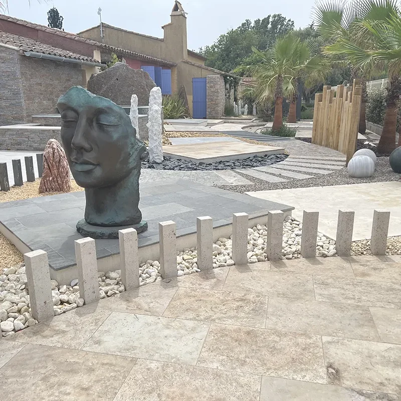 expo grimaud octobre 2022 BORDURES VIEILLIES TRAVERTIN 50X8X8CM ET STATUE VISAGE FEMME (136)