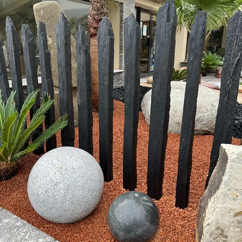 expo grimaud piquets ardoise bouts bruts brique pilee spheres et monolithe quartz multicolore (3)