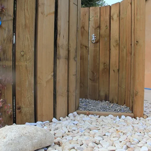 galets jaune sunlight et traverses pin