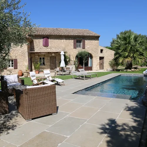 plage de piscine en dallage 60x90cm bombay gold et grandes dalles gneiss du caroux