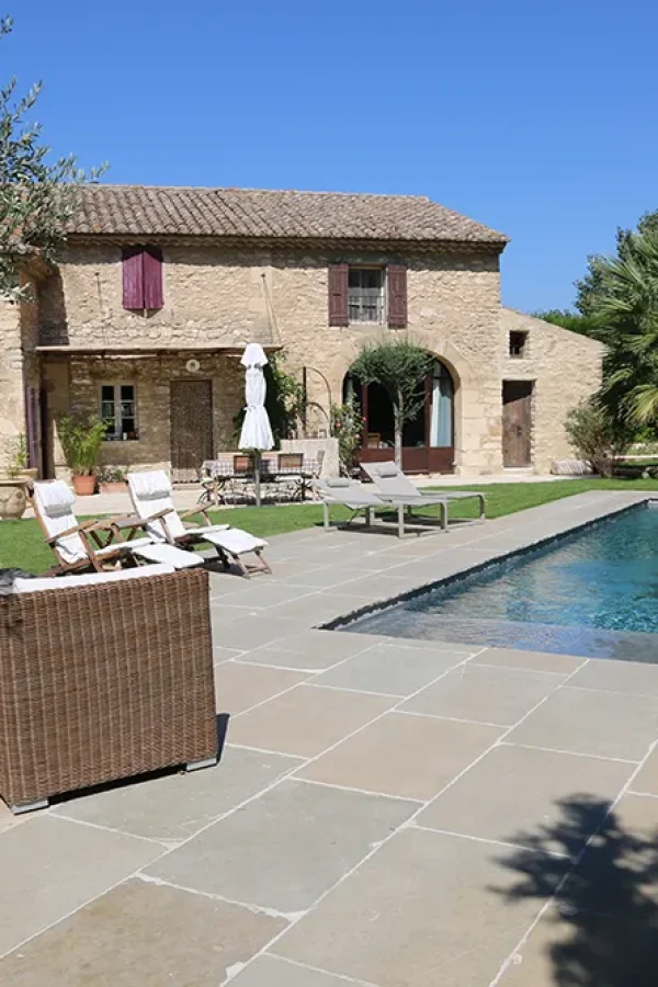 plage de piscine en dallage 60x90cm bombay gold et grandes dalles gneiss du caroux